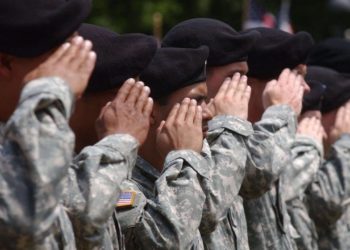 Bis zu 40.000 ungeimpfte Wachtruppen der Armee, denen die Entlassung droht, da die Frist für das Impfmandat webt