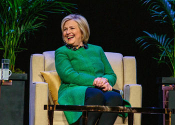 Clinton kritisiert Russland-Politik Macrons – das sollte uns beruhigen