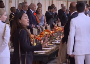 DER UNSICHTBARE MANN: Führende Politiker der Welt IGNORIEREN den „Gipfel der Amerikas“-Gastgeber Joe Biden vollständig, während er in die Ferne starrt [VIDEO]