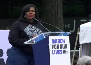 Der demokratische Abgeordnete Cori Bush warnt Tucker Carlson, Fox News, vor „indoktriniertem“ Buffalo Shooter