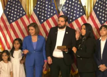 Die Abgeordnete Mayra Flores verprügelt die Sprecherin Nancy Pelosi, weil sie ihre Tochter mit dem Ellbogen gestoßen und gestoßen hat