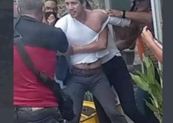 Die Biden-Doktrin: Gewalttätige Marxisten greifen den venezolanischen Oppositionsführer Juan Guaido an, stoßen ihn, schlagen ihn und reißen ihm im Restaurant das Hemd vom Leib (VIDEO)