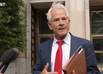 Dr. Peter Navarro sprengt das Panel vom 6. Januar in Bemerkungen an Reporter nach der Verhaftung (VIDEO)