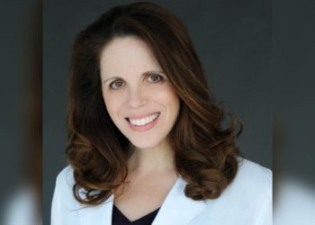 Dr. Simone Gold zu Gefängnis verurteilt, weil sie am 6. Januar im US-Kapitol mit einem Megaphon gesprochen hatte