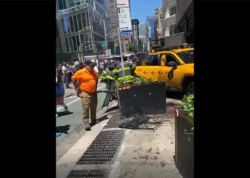 ENTWICKLUNG: Mehrere Personen verletzt, nachdem ein Taxifahrer in Manhattan auf den Bürgersteig abgebogen ist (VIDEO)