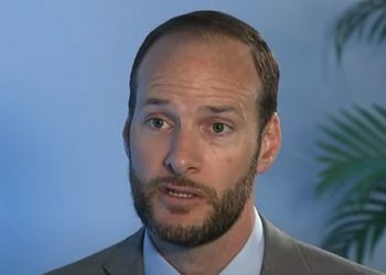 ERINNERT!  Ganz links DA Chesa Boudin im Blue San Francisco aus dem Amt gewählt