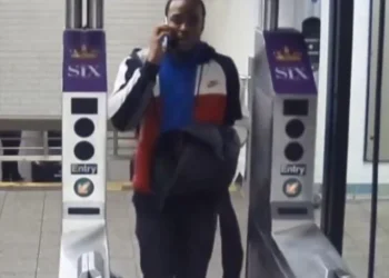 Ein Mann, der in der U-Bahn schläft, wurde am Times Square mit einem Rasiermesser ins Gesicht geschnitten