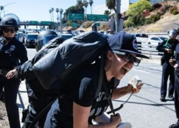 Fuller House-Schauspielerin Jodie Sweetin schließt sich Antifa-Demonstranten an, die den Highway in LA blockieren, wird von der Polizei zu Boden gestoßen, während sie sich weigert, sich zu fügen (VIDEO)