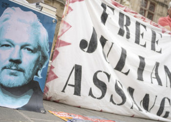 Gegen das Imperium der Lügen wird Julian Assange kein Gebet helfen