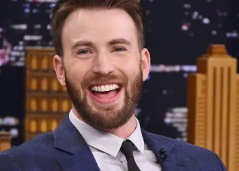 Hollywood-Schauspieler Chris Evans bezeichnet Kritiker von Lightyears Gay Kiss, darunter Muslime und Chinesen, als „Idioten“, die „wie Dinosaurier absterben“