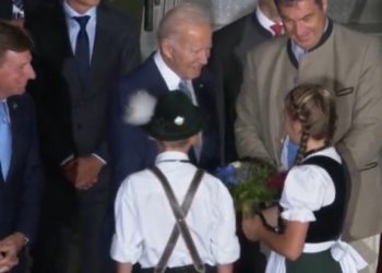 Joe Biden hat ein kleines Mädchen im Visier, sobald er in Deutschland ankommt (VIDEO)