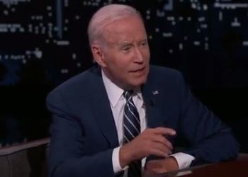 Joe Biden scherzt darüber, politische Gegner weniger als 12 Stunden vor seinem FBI-Überfall auf das Haus des Gouverneurskandidaten von Michigan wegen Teilnahme an der Kundgebung am 6. Januar ins Gefängnis zu schicken