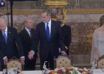 Joe Biden sieht völlig verloren aus, als er zum Empfang mit Abendessen im Königspalast in Madrid geht (VIDEO)