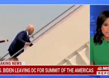 Joe Biden stolpert beim Einsteigen in die Air Force One … WIEDER (VIDEO)