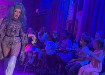 Kinder auf die Bühne eingeladen, um mit Drag Queens in der 21+ Gay Bar in Dallas aufzutreten (VIDEO)