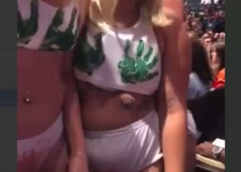 Klobige Abtreibungsfanatiker ziehen sich zu Omas Unterwäsche aus und unterbrechen Joel Osteens Predigt (VIDEO)