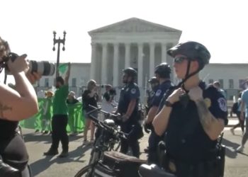 LIVE-STREAM von außerhalb des Obersten Gerichtshofs – Die radikale Linke schreit vor Wut