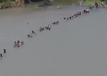 Mexikanische Kartelle verteilen Armbänder – sie organisieren die Invasion (VIDEO)