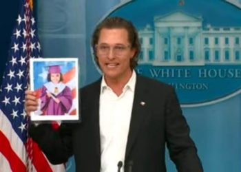 Nach einem Treffen mit Joe Biden hält Schauspieler Matthew McConaughey vor Reportern des Weißen Hauses eine emotionale Ansprache zur Gesetzgebung über Waffengewalt