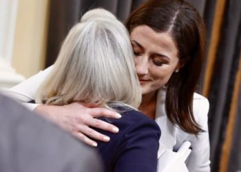 NeverTrumper und Leiterin des „Unselect Committee“ Liz Cheney umarmte Star-Zeugin Cassidy Hutchinson nach der Anhörung – Was für ein Witz!