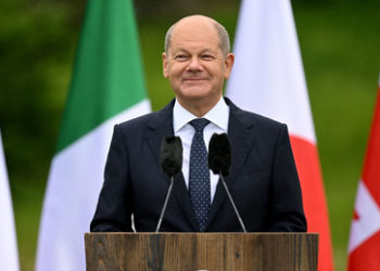 Scholz wird zur Ukraine gefragt – und lacht nur