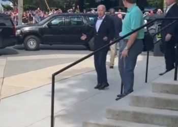Seltsam.  Joe Biden Hops, um zu „beweisen“, dass er nicht durch einen Fahrradunfall verletzt wurde (VIDEO)