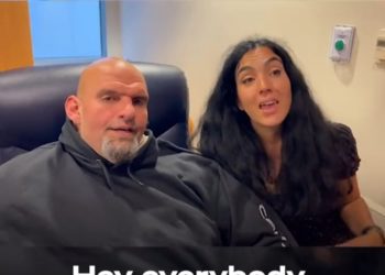 Senatsrennen der PA: Der demokratische Kandidat John Fetterman sagt, er habe fünf Jahre lang den Rat des Arztes wegen schlechtem Herzen abgeblasen und sei dann letzten Monat an einem Schlaganfall „fast gestorben“.