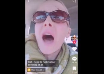 Sie versteht es IMMER NOCH nicht… Crazy Lady verliert es auf religiösem Recht, nachdem sie 98 Dollar bezahlt hat, um ihren Tank aufzufüllen (VIDEO)