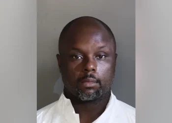 Verdächtiger, der wegen gewaltsamen Carjacking einer Frau verhaftet wurde, könnte mit brutalem Schlagen von drei Frauen in South Philly in Verbindung gebracht werden, andere Angriffe (VIDEO)