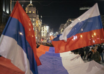 Versehen der Mitarbeiter: Serbische Flagge weht über Verwaltungsgebäude in Tomsk