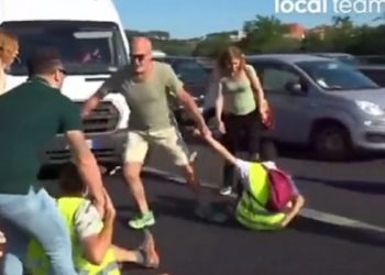 Video: Frustrierte Autofahrer, die auf stark befahrenen Straßen blockiert sind, nehmen die Angelegenheit selbst in die Hand und zerren Demonstranten aus dem Weg