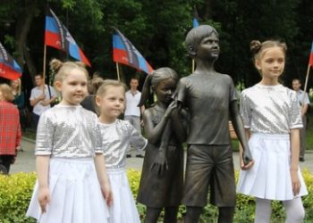 Weltkindertag: Moskauer erinnerten US-Botschaft an die Kinder im Donbass