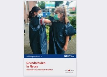 Wie eine böse Corona-Parodie: Neusser Grundschul-Broschüre zeigt maskierte Kinder in Müllsäcken