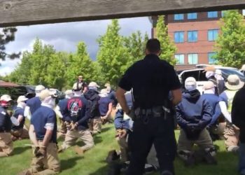 Wie wir immer vermutet haben: Die Strafverfolgungsbehörden geben zu, dass sie Informanten innerhalb der Patriot Front Group haben – 31 in einem Uhaul auf dem Weg zum Protest festgenommen