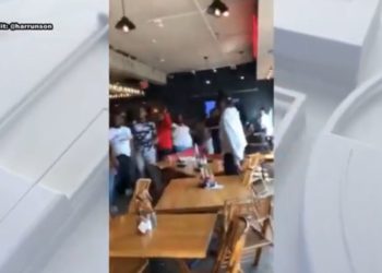 Wilde Schlägerei bricht im DC HalfSmoke Restaurant aus – Stühle fliegen, halbnackte Frau stampft auf den Kopf einer Person – es wurden keine Verhaftungen vorgenommen (VIDEO)