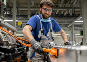 "Deutsche Wirtschaft steuert durch unruhiges Fahrwasser" – Ifo und IfW senken Wachstumsprognosen