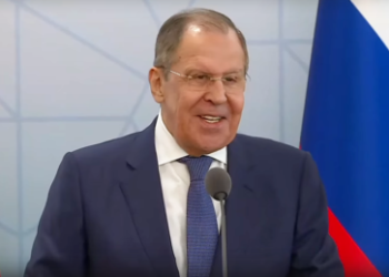 "Kann Selenskij überhaupt noch Weisungen erteilen?" – Lawrow kontert ukrainischem Journalisten