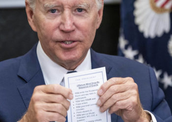 "Setzen SIE sich auf IHREN Platz" – Joe Bidens seltsamer "Spickzettel"