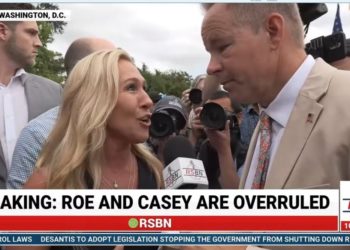 „Sie drohen damit, den Obersten Gerichtshof niederzubrennen – Polizei verließ den Bereich vor der Ankündigung“ – Marjorie Taylor Greene vor dem Obersten Gerichtshof nach Abtreibungsurteil (VIDEO)