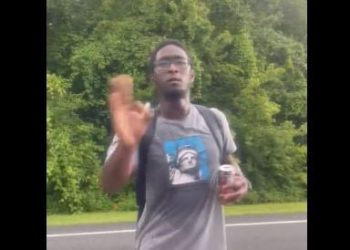 SCHOCK-VIDEO: Wütende Linke greift einen Freiwilligen der republikanischen Kampagne in Florida GEWALTIG AN, nachdem er beim Zerreißen von Schildern erwischt wurde