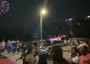 America on Edge: Zwölf Verletzte bei Stampede wegen falschem Gerücht über aktiven Schützen bei der Feuerwerksfeier am 4. Juli in Orlando