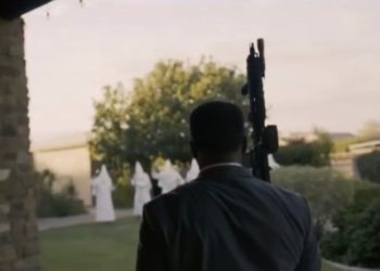 EPIC: Der Kongresskandidat von Arizona, Jerone Davison, entlarvt die RACIST Democratic Party in einer neuen Anzeige: „Wenn dieses Gewehr das Einzige ist, was zwischen Ihrer Familie und einem Dutzend wütender Demokraten in Klan Hoods steht …“