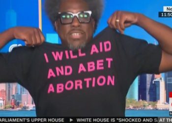 CNN-Moderator trägt T-Shirt mit der Aufschrift „I WILL AID AND ABT ABORTION“ auf Sendung