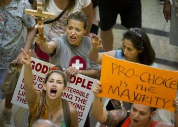 Abtreibungsaktivisten terrorisieren das Haus des Pro-Life-Anwalts, warfen Rauchbomben und Feuerwerkskörper auf sein Haus, und die Polizei tat nichts