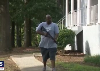 Bewaffneter erfahrener Hausbesitzer gerät in wilde Schießerei mit Einbrechern auf seinem Vorgarten (VIDEO)