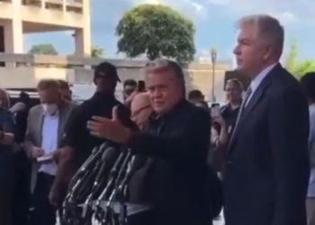 STEVE BANNON IN FEUER!  Video-Zusammenfassungen von Tag 1 und 2 des politischen Schauprozesses – PLUS STEVE BANNON SPOUTS IN DEN MEDIEN!  (Video)