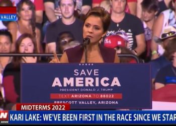 Der von Trump unterstützte AZ-Gouverneurskandidat Kari Lake hält einen RIESIGEN ZWEISTELLIGEN VORSPRUNG gegenüber dem von Pence unterstützten RINO-Herausforderer – Vorwahl in EINER WOCHE