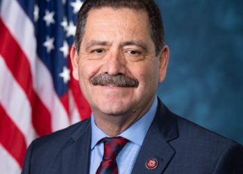 Der demokratische Abgeordnete Chuy Garcia twittert und löscht eine spätabendliche profane Antwort auf einen Kritiker des Verbots von Angriffswaffen