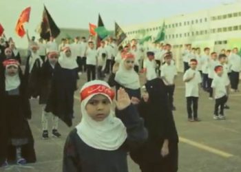 Video von muslimischen Kindern aus Houston, die ein Märtyrerlied singen, das den obersten Führer des Iran lobt, während sie Shahid-Stirnbänder tragen, wird viral