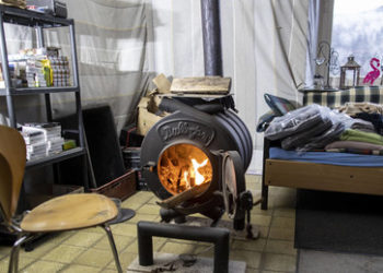 Angst vor Ausfall der Heizungen: Öfen und Brennholz werden knapp in Deutschland